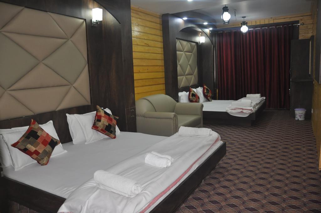 Hotel Azad Durgjan Esterno foto