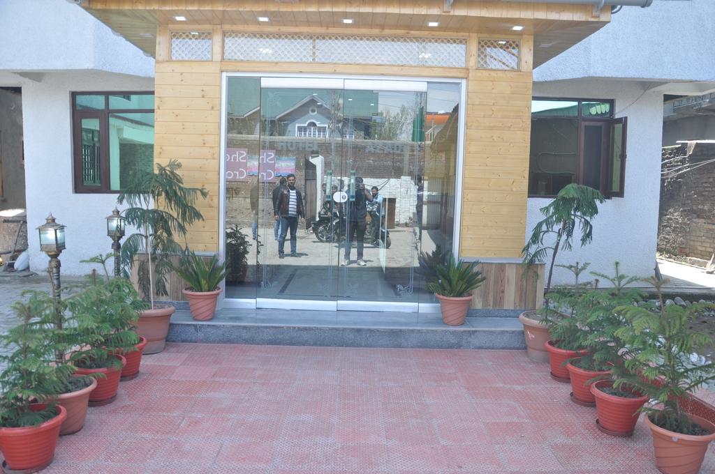 Hotel Azad Durgjan Esterno foto