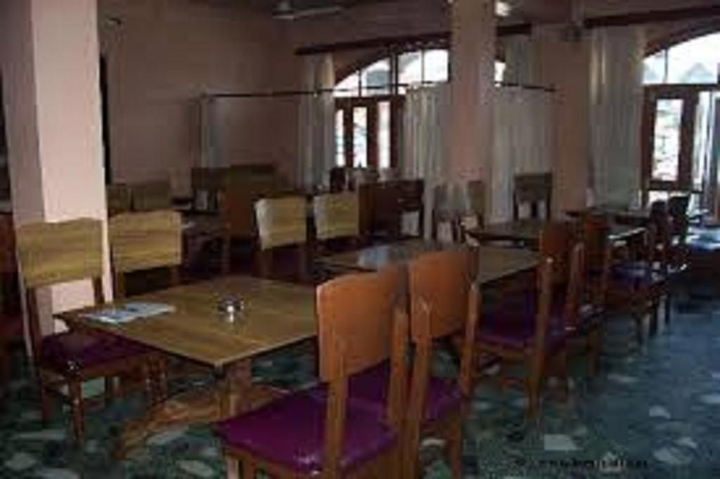 Hotel Azad Durgjan Esterno foto