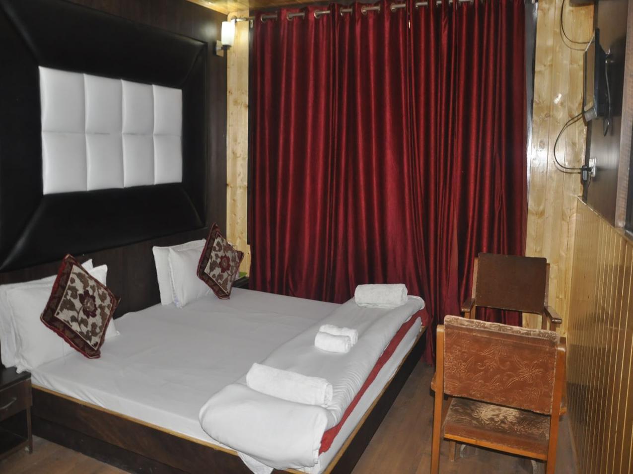 Hotel Azad Durgjan Esterno foto