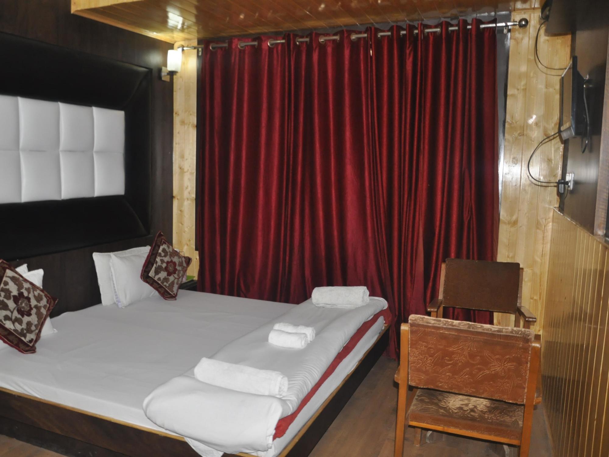 Hotel Azad Durgjan Esterno foto