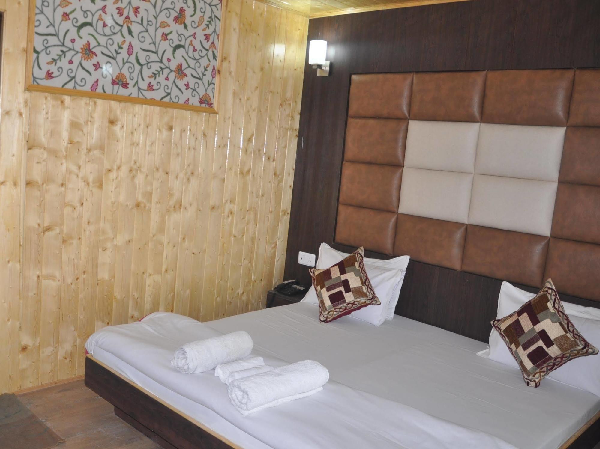 Hotel Azad Durgjan Esterno foto