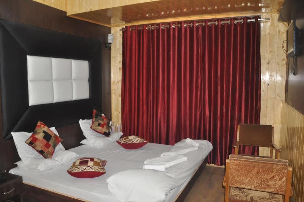 Hotel Azad Durgjan Esterno foto